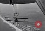 Standbild N2Y-1 Trainer Flugzeuge Einhängen in lenkbare USS Akron United States USA, 1932, aus Sekunde 29 historischem Filmmaterial Videoclip 65675031704
