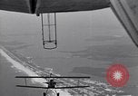 Standbild N2Y-1 Trainer Flugzeuge Einhängen in lenkbare USS Akron United States USA, 1932, aus Sekunde 30 historischem Filmmaterial Videoclip 65675031704