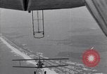Standbild N2Y-1 Trainer Flugzeuge Einhängen in lenkbare USS Akron United States USA, 1932, aus Sekunde 31 historischem Filmmaterial Videoclip 65675031704