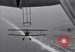 Standbild N2Y-1 Trainer Flugzeuge Einhängen in lenkbare USS Akron United States USA, 1932, aus Sekunde 32 historischem Filmmaterial Videoclip 65675031704