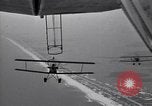 Standbild N2Y-1 Trainer Flugzeuge Einhängen in lenkbare USS Akron United States USA, 1932, aus Sekunde 33 historischem Filmmaterial Videoclip 65675031704