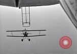 Standbild N2Y-1 Trainer Flugzeuge Einhängen in lenkbare USS Akron United States USA, 1932, aus Sekunde 35 historischem Filmmaterial Videoclip 65675031704