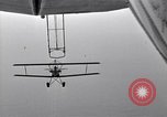 Standbild N2Y-1 Trainer Flugzeuge Einhängen in lenkbare USS Akron United States USA, 1932, aus Sekunde 36 historischem Filmmaterial Videoclip 65675031704