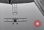 Standbild N2Y-1 Trainer Flugzeuge Einhängen in lenkbare USS Akron United States USA, 1932, aus Sekunde 37 historischem Filmmaterial Videoclip 65675031704