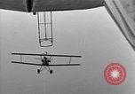 Standbild N2Y-1 Trainer Flugzeuge Einhängen in lenkbare USS Akron United States USA, 1932, aus Sekunde 38 historischem Filmmaterial Videoclip 65675031704