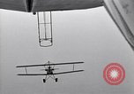 Standbild N2Y-1 Trainer Flugzeuge Einhängen in lenkbare USS Akron United States USA, 1932, aus Sekunde 39 historischem Filmmaterial Videoclip 65675031704
