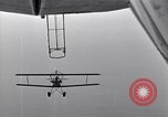 Standbild N2Y-1 Trainer Flugzeuge Einhängen in lenkbare USS Akron United States USA, 1932, aus Sekunde 40 historischem Filmmaterial Videoclip 65675031704