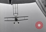 Standbild N2Y-1 Trainer Flugzeuge Einhängen in lenkbare USS Akron United States USA, 1932, aus Sekunde 41 historischem Filmmaterial Videoclip 65675031704