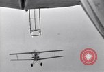 Standbild N2Y-1 Trainer Flugzeuge Einhängen in lenkbare USS Akron United States USA, 1932, aus Sekunde 42 historischem Filmmaterial Videoclip 65675031704
