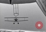Standbild N2Y-1 Trainer Flugzeuge Einhängen in lenkbare USS Akron United States USA, 1932, aus Sekunde 43 historischem Filmmaterial Videoclip 65675031704