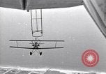 Standbild N2Y-1 Trainer Flugzeuge Einhängen in lenkbare USS Akron United States USA, 1932, aus Sekunde 44 historischem Filmmaterial Videoclip 65675031704
