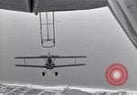 Standbild N2Y-1 Trainer Flugzeuge Einhängen in lenkbare USS Akron United States USA, 1932, aus Sekunde 45 historischem Filmmaterial Videoclip 65675031704