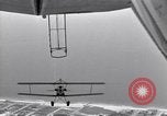 Standbild N2Y-1 Trainer Flugzeuge Einhängen in lenkbare USS Akron United States USA, 1932, aus Sekunde 46 historischem Filmmaterial Videoclip 65675031704