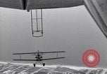 Standbild N2Y-1 Trainer Flugzeuge Einhängen in lenkbare USS Akron United States USA, 1932, aus Sekunde 47 historischem Filmmaterial Videoclip 65675031704