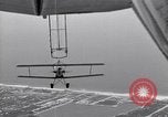 Standbild N2Y-1 Trainer Flugzeuge Einhängen in lenkbare USS Akron United States USA, 1932, aus Sekunde 48 historischem Filmmaterial Videoclip 65675031704