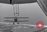Standbild N2Y-1 Trainer Flugzeuge Einhängen in lenkbare USS Akron United States USA, 1932, aus Sekunde 49 historischem Filmmaterial Videoclip 65675031704