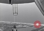 Standbild N2Y-1 Trainer Flugzeuge Einhängen in lenkbare USS Akron United States USA, 1932, aus Sekunde 50 historischem Filmmaterial Videoclip 65675031704