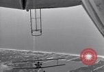 Standbild N2Y-1 Trainer Flugzeuge Einhängen in lenkbare USS Akron United States USA, 1932, aus Sekunde 51 historischem Filmmaterial Videoclip 65675031704