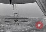 Standbild N2Y-1 Trainer Flugzeuge Einhängen in lenkbare USS Akron United States USA, 1932, aus Sekunde 52 historischem Filmmaterial Videoclip 65675031704