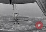 Standbild N2Y-1 Trainer Flugzeuge Einhängen in lenkbare USS Akron United States USA, 1932, aus Sekunde 53 historischem Filmmaterial Videoclip 65675031704