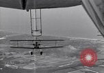 Standbild N2Y-1 Trainer Flugzeuge Einhängen in lenkbare USS Akron United States USA, 1932, aus Sekunde 54 historischem Filmmaterial Videoclip 65675031704