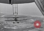 Standbild N2Y-1 Trainer Flugzeuge Einhängen in lenkbare USS Akron United States USA, 1932, aus Sekunde 55 historischem Filmmaterial Videoclip 65675031704