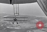 Standbild N2Y-1 Trainer Flugzeuge Einhängen in lenkbare USS Akron United States USA, 1932, aus Sekunde 56 historischem Filmmaterial Videoclip 65675031704
