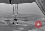 Standbild N2Y-1 Trainer Flugzeuge Einhängen in lenkbare USS Akron United States USA, 1932, aus Sekunde 58 historischem Filmmaterial Videoclip 65675031704