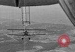 Standbild N2Y-1 Trainer Flugzeuge Einhängen in lenkbare USS Akron United States USA, 1932, aus Sekunde 59 historischem Filmmaterial Videoclip 65675031704