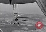 Standbild N2Y-1 Trainer Flugzeuge Einhängen in lenkbare USS Akron United States USA, 1932, aus Sekunde 60 historischem Filmmaterial Videoclip 65675031704
