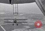 Standbild N2Y-1 Trainer Flugzeuge Einhängen in lenkbare USS Akron United States USA, 1932, aus Sekunde 61 historischem Filmmaterial Videoclip 65675031704