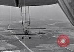Standbild N2Y-1 Trainer Flugzeuge Einhängen in lenkbare USS Akron United States USA, 1932, aus Sekunde 62 historischem Filmmaterial Videoclip 65675031704