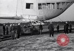 Standbild USS Akron arbeiten in der Nähe von seinem Sockel Lakehurst New Jersey USA, 1932, aus Sekunde 19 historischem Filmmaterial Videoclip 65675031705