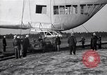 Standbild USS Akron arbeiten in der Nähe von seinem Sockel Lakehurst New Jersey USA, 1932, aus Sekunde 20 historischem Filmmaterial Videoclip 65675031705