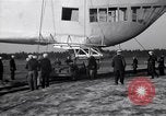 Standbild USS Akron arbeiten in der Nähe von seinem Sockel Lakehurst New Jersey USA, 1932, aus Sekunde 21 historischem Filmmaterial Videoclip 65675031705