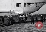 Standbild USS Akron arbeiten in der Nähe von seinem Sockel Lakehurst New Jersey USA, 1932, aus Sekunde 22 historischem Filmmaterial Videoclip 65675031705