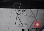 Standbild USS Akron arbeiten in der Nähe von seinem Sockel Lakehurst New Jersey USA, 1932, aus Sekunde 25 historischem Filmmaterial Videoclip 65675031705