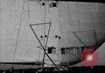 Standbild USS Akron arbeiten in der Nähe von seinem Sockel Lakehurst New Jersey USA, 1932, aus Sekunde 30 historischem Filmmaterial Videoclip 65675031705