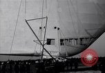 Standbild USS Akron arbeiten in der Nähe von seinem Sockel Lakehurst New Jersey USA, 1932, aus Sekunde 32 historischem Filmmaterial Videoclip 65675031705