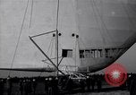 Standbild USS Akron arbeiten in der Nähe von seinem Sockel Lakehurst New Jersey USA, 1932, aus Sekunde 34 historischem Filmmaterial Videoclip 65675031705