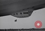 Standbild USS Akron arbeiten in der Nähe von seinem Sockel Lakehurst New Jersey USA, 1932, aus Sekunde 48 historischem Filmmaterial Videoclip 65675031705