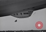 Standbild USS Akron arbeiten in der Nähe von seinem Sockel Lakehurst New Jersey USA, 1932, aus Sekunde 49 historischem Filmmaterial Videoclip 65675031705