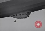 Standbild USS Akron arbeiten in der Nähe von seinem Sockel Lakehurst New Jersey USA, 1932, aus Sekunde 51 historischem Filmmaterial Videoclip 65675031705