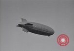 Standbild USS Akron arbeiten in der Nähe von seinem Sockel Lakehurst New Jersey USA, 1932, aus Sekunde 60 historischem Filmmaterial Videoclip 65675031705