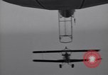 Immagine di USS Akron dirigibile Zeppelin (ZRS-4) in volo Lakehurst New Jersey USA, 1932, secondo 41 filmato di repertorio 65675031707