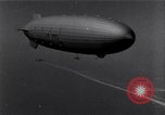 Immagine di US Navy piloti pratica allacciamento alla USS Akron in volo New Jersey United States USA, 1932, secondo 1 filmato di repertorio 65675031709