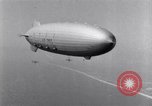 Immagine di US Navy piloti pratica allacciamento alla USS Akron in volo New Jersey United States USA, 1932, secondo 3 filmato di repertorio 65675031709