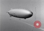 Immagine di US Navy piloti pratica allacciamento alla USS Akron in volo New Jersey United States USA, 1932, secondo 4 filmato di repertorio 65675031709