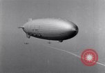 Immagine di US Navy piloti pratica allacciamento alla USS Akron in volo New Jersey United States USA, 1932, secondo 5 filmato di repertorio 65675031709