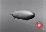 Immagine di US Navy piloti pratica allacciamento alla USS Akron in volo New Jersey United States USA, 1932, secondo 6 filmato di repertorio 65675031709